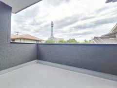 開放感のあるバルコニーで広々とした空間が特徴です。壁に高さがありプライバシーにも配慮されており、安心して周囲の景色を楽しめます。屋根付きなので天候の影響も受けにくいです。