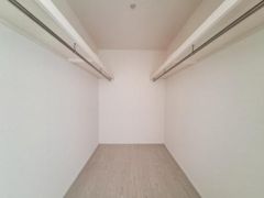 白を基調とした収納スペースは室内が明るい印象です。奥行きがしっかりあり様々な荷物の整理に活用できます。両サイドに長いハンガーパイプが設置されており衣類や小物も片付けやすい仕様です。