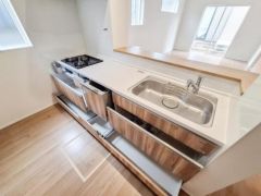明るい空間に調和した機能的なキッチンです。大容量の引き出し収納が整然と並び使いやすさに配慮されています。シンプルなデザインが空間に溶け込みます。窓からの採光もキッチン全体を明るくしています。