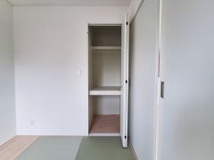 シンプルなデザインの収納スペースが設けられておりすっきりとした印象です。扉付きで中が見えないため空間をきれいに保つことができます。棚が設置されており整理しやすい構造です。