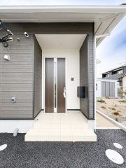 玄関ポーチは広く、屋根付きなので雨の日も安心。