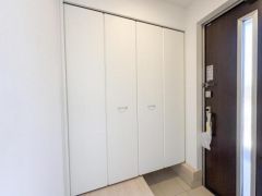 玄関には大容量の収納スペースが設けられておりすっきりとした印象です。白を基調としたデザインが空間を明るく見せます。段差のある設計で使い勝手にも配慮されています。