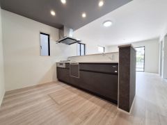 明るさが感じられるキッチンです。シンクやコンロが広めに配置されており作業がしやすい設計です。収納スペースが多く整理整頓も簡単です。