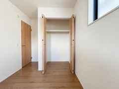シンプルで使いやすい収納が設けられています。ナチュラルな木目の扉が空間に調和し室内がすっきりとした印象です。クローゼットは衣類や日用品の収納に便利な広さがあります。開閉しやすい両開き扉も特徴です。
