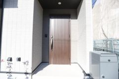 スタイリッシュな玄関ドアが印象的です。玄関まわりはシンプルで清潔感が感じられるデザインです。軒天付きで雨の日も安心して出入りができます。