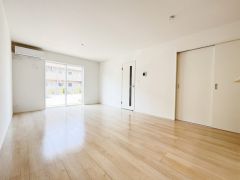 大きな窓からは明るい光が差し込む木の温もりと白が調和する心地よい空間です。