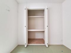 シンプルなデザインの収納スペースが用意されています。内部は棚付きで効率よく整理できます。白を基調とした清潔感のある雰囲気です。収納力を活かした空間が広がります。