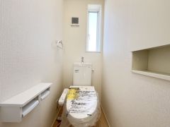 忙しい朝の混雑緩和にも役立ち、小窓付きで採光・換気もバッチリです。