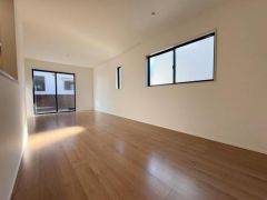 明るいリビングは窓からの採光が魅力的です。シンプルな内装でアレンジしやすい空間となっています。木目調の床が空間に温かみを加えています。