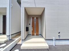 玄関はシンプルなデザインで清潔感のある空間が印象的です。木目調の扉がアクセントとなり落ち着いた雰囲気を演出しています。広めのアプローチが使いやすさを感じさせます。モダンな外観に調和した玄関です。