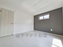 シンプルなデザインの洋室で落ち着いた雰囲気が魅力です。窓から光が差し込み明るい室内となっています。