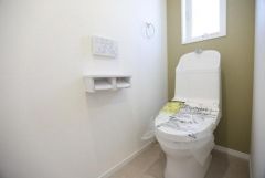 シンプルで清潔感のあるトイレ空間です。窓付きで明るさが感じられます。コンパクトな設計ですっきりとした印象です。