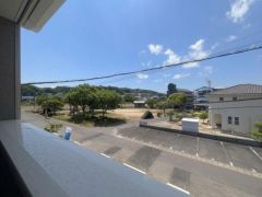 窓から広がる開放的な景色が魅力です。公園の緑や遠くの山並みが望め自然を感じられます。住宅街ならではの静かな環境です。青空が広がる日には心が晴れるような眺望です。