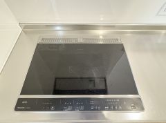 3口のIHクッキングヒーターが設置されています