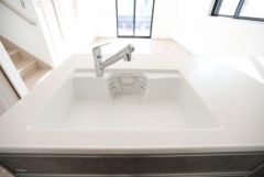 シンプルですっきりとしたデザインのシンクが印象的です。天板も広く作業がしやすい仕様です。水栓も使いやすい位置に設置されております。