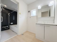白を基調とした清潔感ある洗面脱衣室。