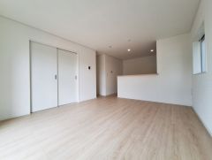 明るい色合いのフローリングで仕上げられたリビングです。シンプルな内装が広がりを感じさせます。大きな窓から光が差し込む快適な空間です。