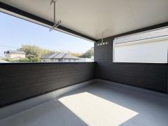 開放感のあるバルコニーはゆったりとしたスペースが広がっています。天井には物干し金具が設置されており日当たりも良好です。シンプルなデザインでさまざまな用途に対応しやすい空間です。