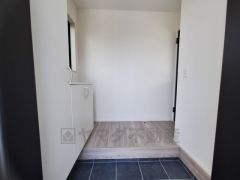 玄関スペースには収納が備わっており整理整頓しやすい造りです。シンプルなデザインで落ち着いた印象の玄関です。