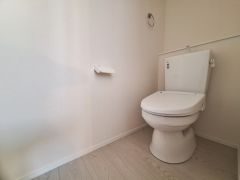 シンプルですっきりとしたデザインのトイレです。白を基調とした内装が空間に明るさをもたらします。床材はお手入れがしやすい仕様となっています。換気や掃除も行いやすいレイアウトです。