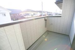 日当たりの良いバルコニーで開放感が感じられます。しっかりとした壁面でプライバシーもしっかり守れます。洗濯物干しなど多用途に利用できそうです。