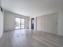 大きな窓があり自然光がしっかりと入るリビングです。床や壁も明るい色合いで開放感があります。収納スペースも充実しているため部屋をすっきりと保てます。