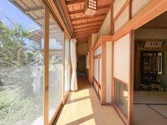 光が差し込む和室側の廊下。 天気の良い日はこの窓から見える庭に癒されそう。
