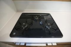 三口コンロが備わったキッチン