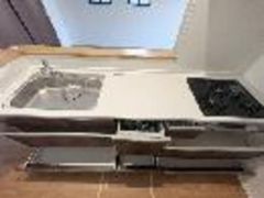 収納スペースが豊富で整理整頓に便利です。シンプルなデザインでお手入れも簡単です。