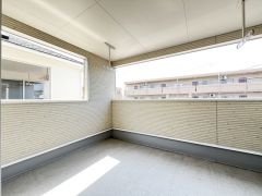 屋根付きで雨の日も安心のバルコニー。洗濯物もたっぷり干せます。