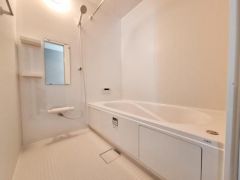 広々とした空間が特徴のバスです。明るい照明と清潔感のある内装が魅力的です。浴槽がゆったりしており寛ぎやすいデザインです。