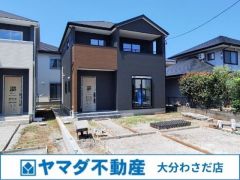 シックなブラックの外壁に、あたたかみのある木目調がおしゃれに映える新築戸建です。陽当たりも良好で、モダンかつ落ち着いた雰囲気が魅力。新しい暮らしのスタートにふさわしい邸宅をぜひ現地でご体感ください。