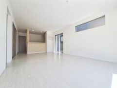 明るく開放感のあるリビングです。シンプルな内装でインテリアのアレンジもしやすいです。窓から柔らかな光が差し込み気持ちよく過ごせます。白を基調とした空間が広さを感じさせます。