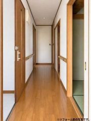 手すり付きで安全面にも配慮されています。複数の部屋にアクセスしやすいレイアウトです。