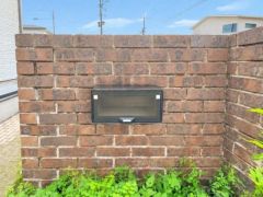 レンガ調の外構に設置されたポストが存在感を放ちます。無駄のないシンプルなデザインで外観に自然と馴染んでいます。レンガの温かみと調和するポストが魅力です。