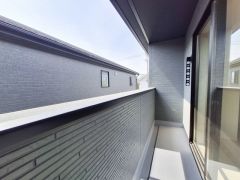 バルコニーはシンプルで手入れもしやすいデザインです。壁が高めに設計されており外からの視線にも配慮されています。屋根があるため雨の日でも安心です。