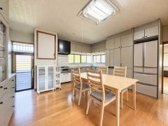 ダイニングスペースも十分に確保されているため快適にお過ごしいただけます。 キッチンで作業中のご家族ともコミュニケーションがとりやすいです。