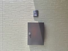 すっきりとした壁面に設置されたポストとインターホンが特徴的です。モダンな印象のデザインで玄関周りが整った印象になります。シンプルな外観が魅力的なポイントです。