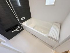 浴槽やシャワー設備がシンプルで手入れがしやすいデザインです。小窓付きで換気にも配慮されています。洗い場も広く確保されておりゆったりと使えます。全体的に清潔感のある空間です。