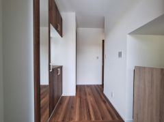 玄関には木目調のフローリングと収納が調和しており落ち着いた印象を与えます。十分な幅が確保されているため出入りがしやすい設計です。収納スペースが充実していて荷物をすっきりと整理できます。