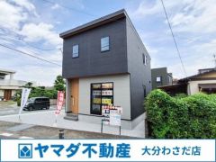 シンプルでモダンな外観が印象的な住宅です。直線的なデザインが際立ち落ち着いた雰囲気を感じられます。大きな窓が日当たりの良さを演出しています。周囲の住宅とも調和した佇まいです。