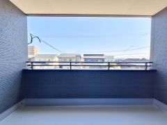 開放感のあるバルコニーは外の景色をしっかりと感じられる設計です。ゆったりとした広さがありさまざまな用途で活用できます。手すりが高めに設定されており安心感があります。