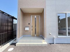 シンプルな色合いの玄関アプローチ。屋根付きの設計で雨の日も濡れにくいです。