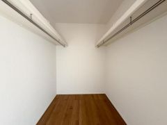 両側にハンガーパイプが設置されており衣類などを効率的に収納できます。奥行きがあるためスペースを有効に活用できます。