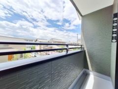 開放感があるため、洗濯物干し場にしたり、ホッと一息つくカフェスペースにしたり、夏にはお子様のプール遊びやミニガーデニングを楽しんだりして、家族の笑顔が広がる心地よいプラスワンの空間です。