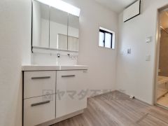 明るく清潔感のある洗面台・洗面所です。収納スペースも豊富です。小窓からの採光があり室内がより開放的に感じられます。独立した空間で日々の準備も快適に行えます。