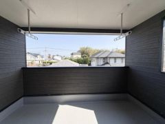 開放感のあるバルコニーは外の眺望を楽しみながら過ごせます。屋根付きで天候の心配も少なく安心です。広めの空間が実用的で多様に活用いただけます。衣類なども干しやすい設計が特徴です。