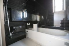 落ち着いた色合いのパネルが印象的な浴室です。窓があり換気もスムーズに行えます。ゆったりとしたバスタブで空間にゆとりを感じられます。