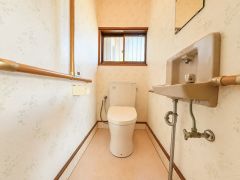 明るい雰囲気の1階トイレです。 手すりが設置されており使いやすさに配慮されています