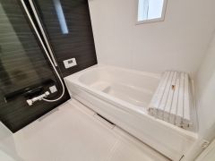 モノトーンのデザインが印象的なバスルームです。壁面のブラックが空間を引き締めバスタブはゆったりとしたサイズ感です。